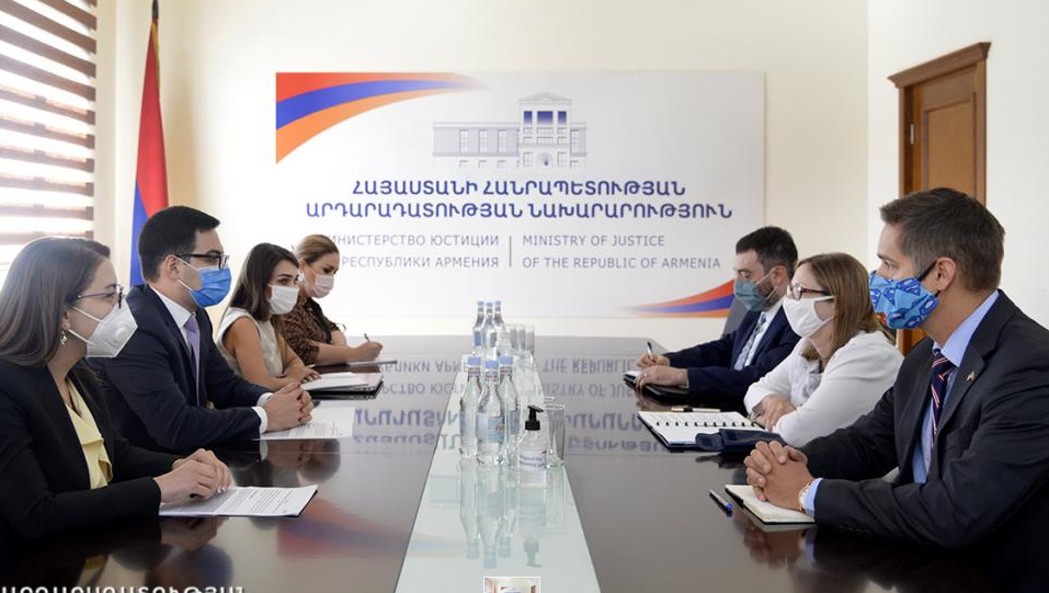 Рустам Бадасян и посол США в Армении обсудили борьбу с коррупцией и реформы в полиции 