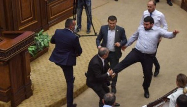 В парламенте очередная драка: Члены ГД избили помощников оппозиционных депутатов