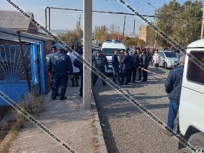 Женщины пытались поджечь дом обвиняемого в убийстве семьи в Пемзашене - подробности 