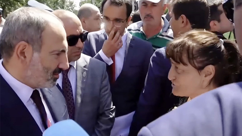 Пашинян отказался отвечать на вопросы журналистов о встрече с жителями Джермука