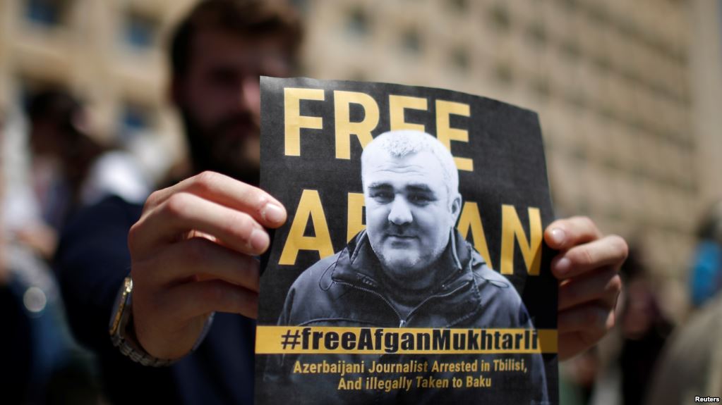 Похищенного в Грузии оппозиционного журналиста в Баку приговорили к 6 годам тюрьмы