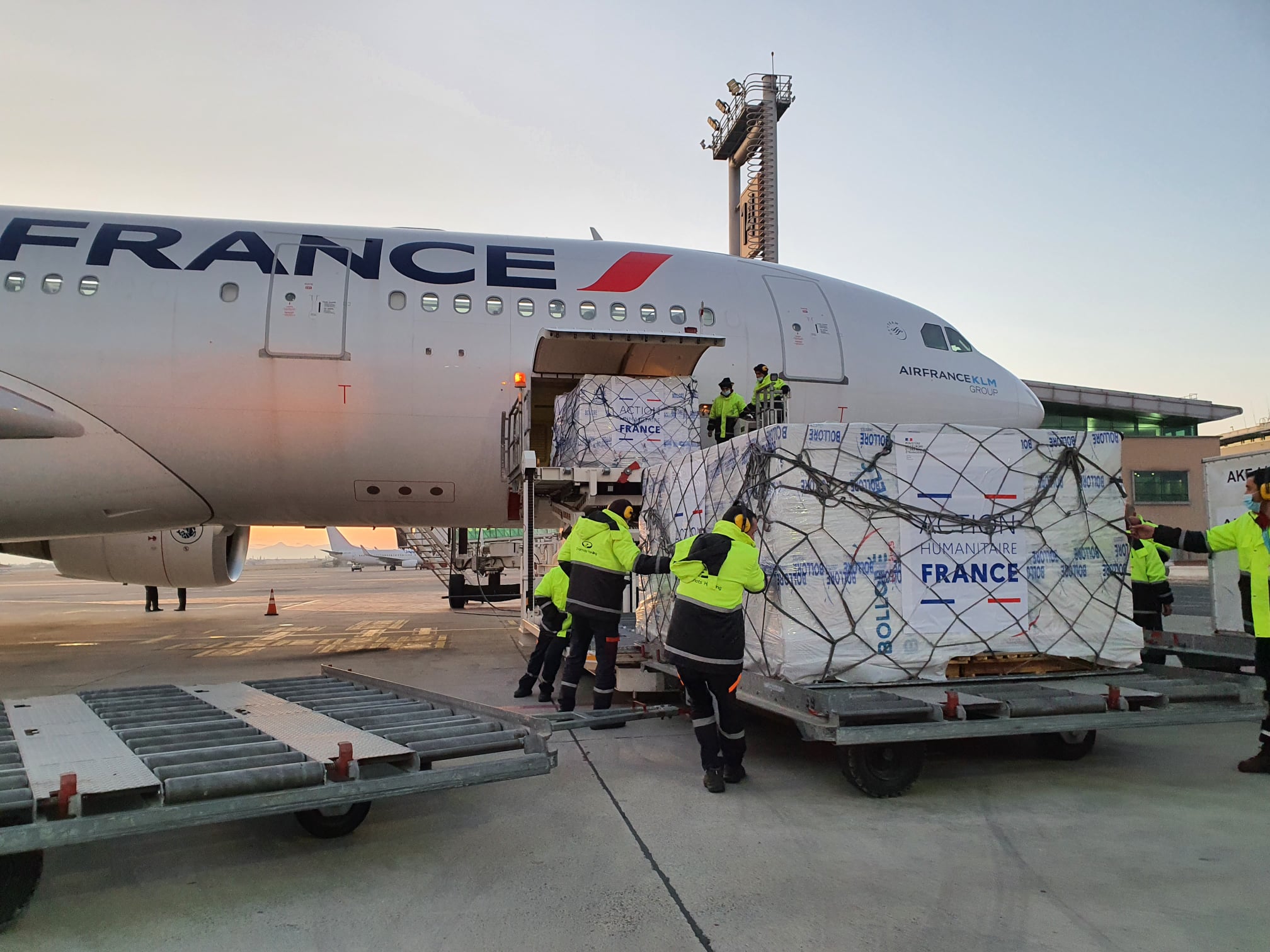 Երևան է ժամանել Ֆրանսիայի նախագահի կողմից մարդասիրական օգնությամբ առաջին ինքնաթիռը