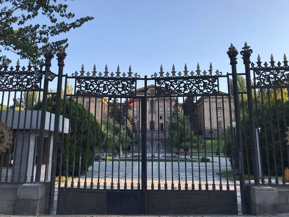 Оплот демократии: железные ворота Национального собрания снова заварили