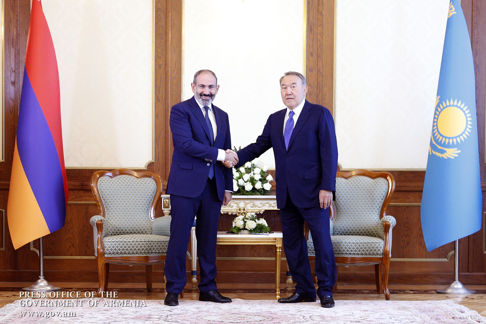 Никол Пашинян и Нурсултан Назарбаев встретились на полях саммита СНГ