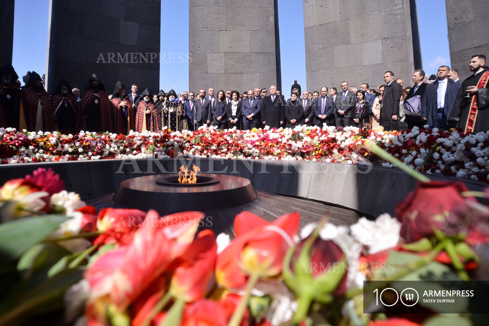 Высшее руководство Армении почтило память жертв Геноцида армян 
