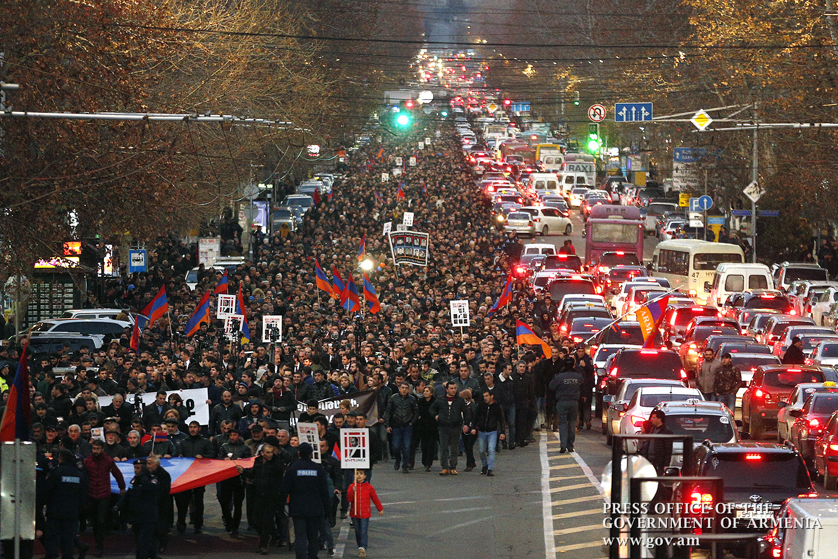 Во главе с Пашиняном состоялось шествие, посвященное жертвам событий 1 марта 2008г.