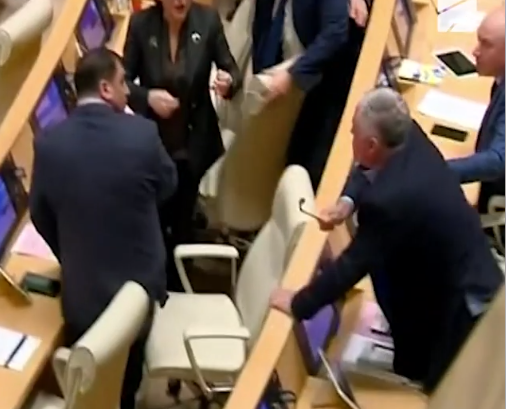 Стычка в парламенте Грузии: депутаты подрались микрофонами