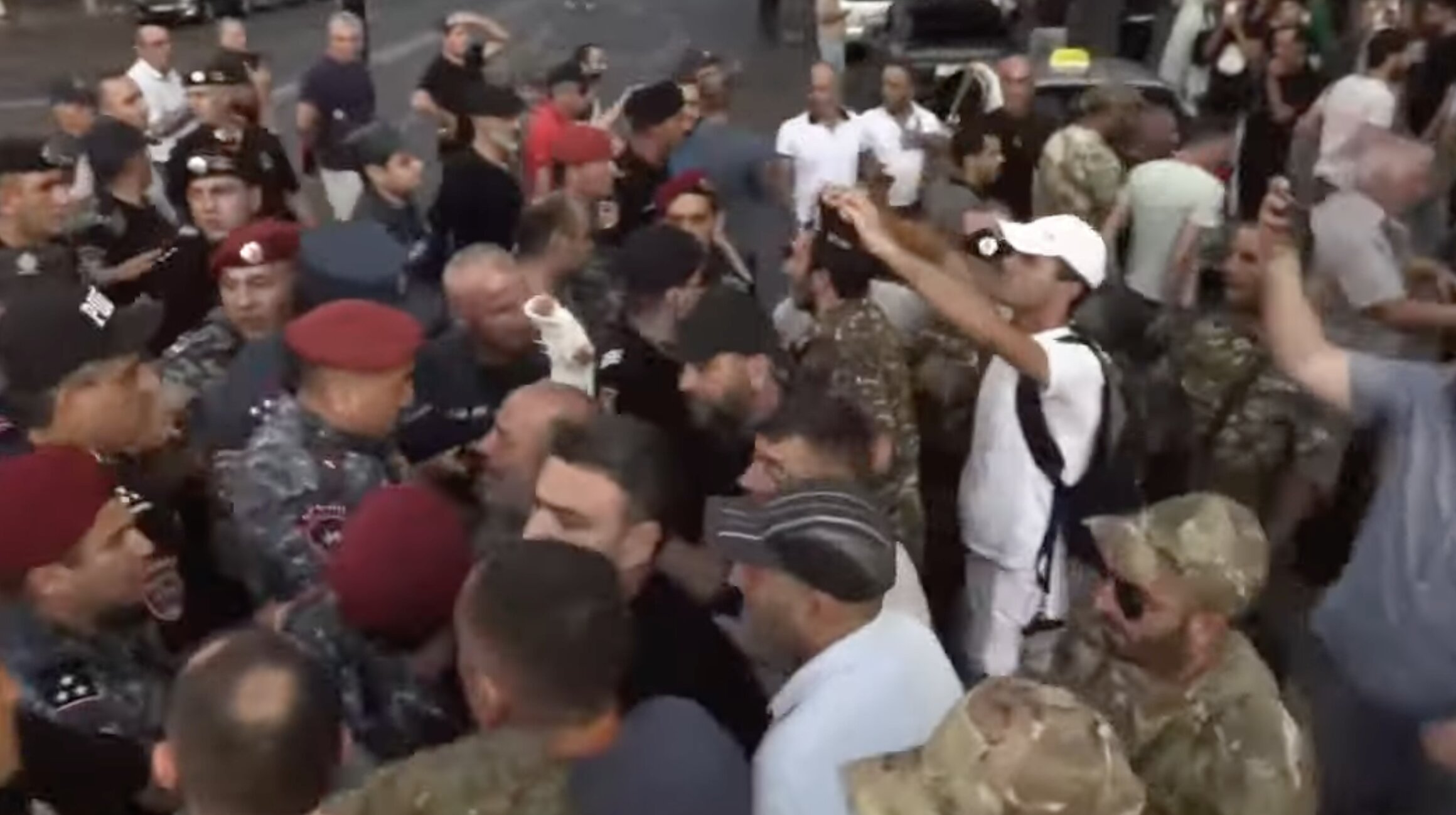 Акция протеста у здания правительства Армении: 14 человек задержаны полицией