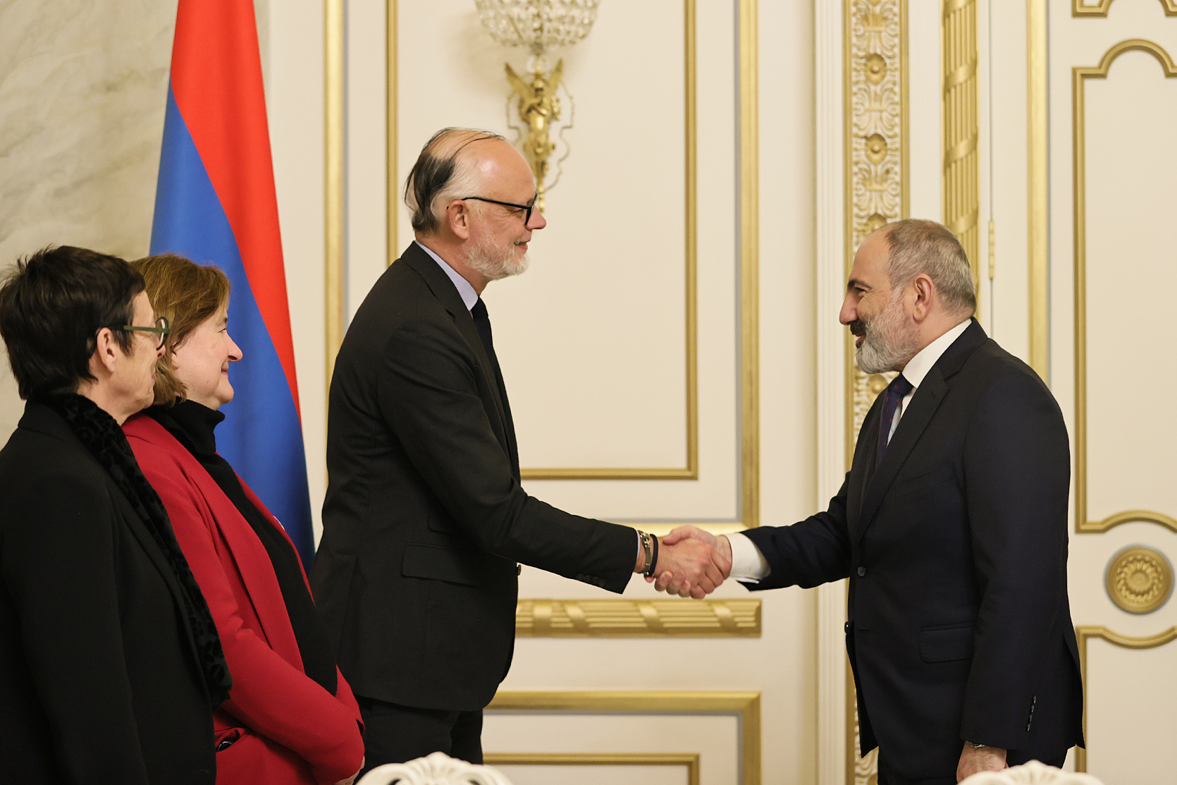 Пашинян  обсудил с экс-премьером Франции блокаду Арцаха Азербайджаном 