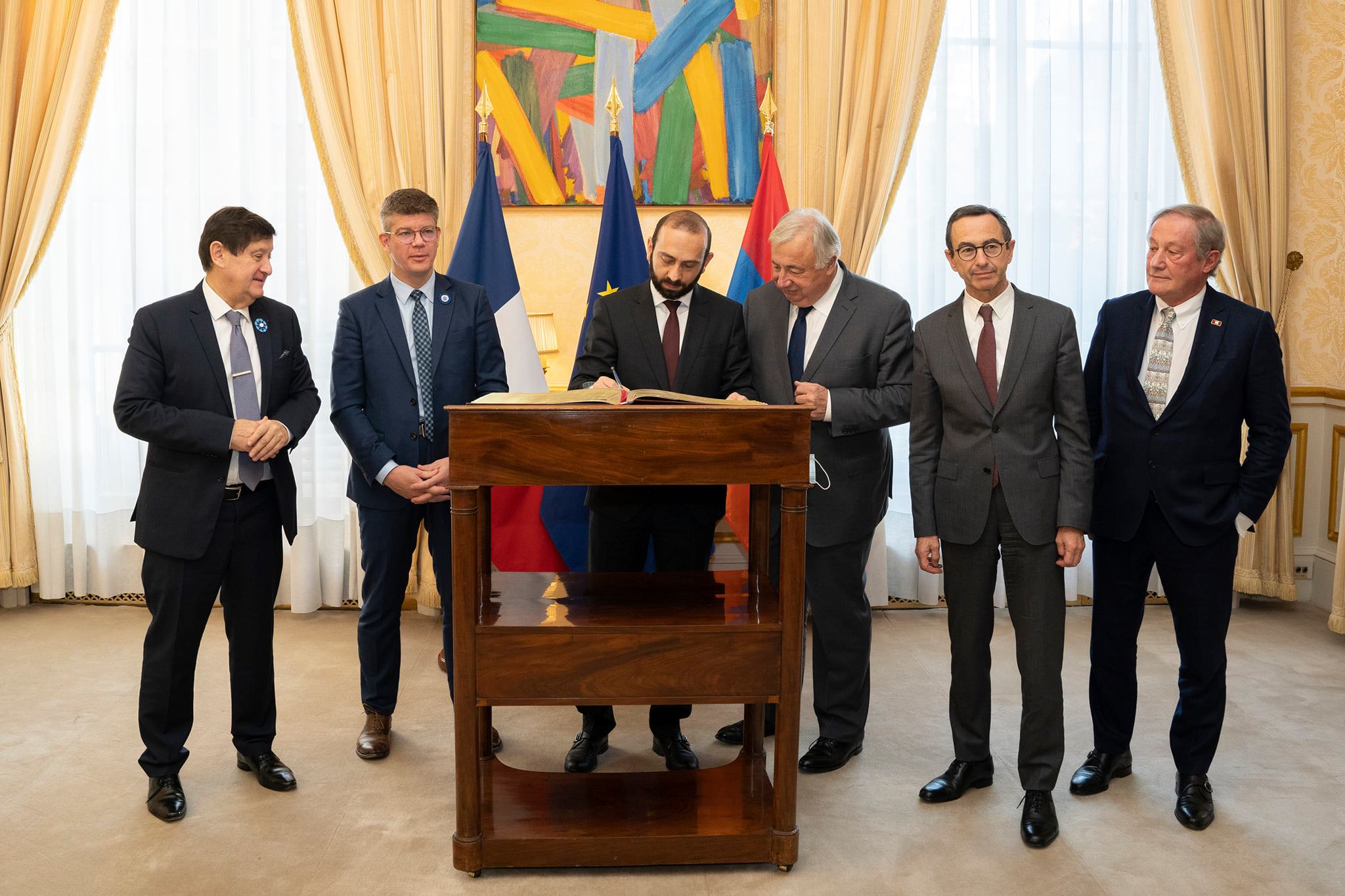 Глава МИД Армении встретился с председателем Сената Франции