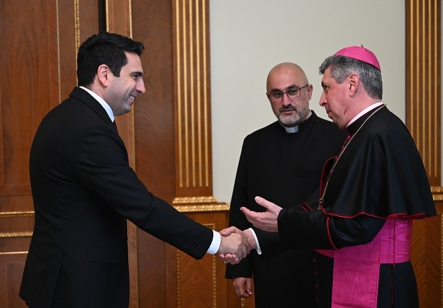 Ալեն Սիմոնյանն ընդունել է Հայաստանում Սուրբ Աթոռի առաքելական նվիրակին
