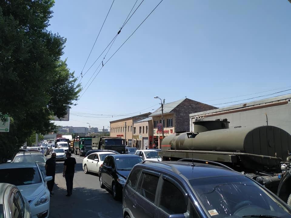 Քաղաքացիները մի շարք փողոցներ ու ճանապարհներ են բեռնատարներով փակել 
