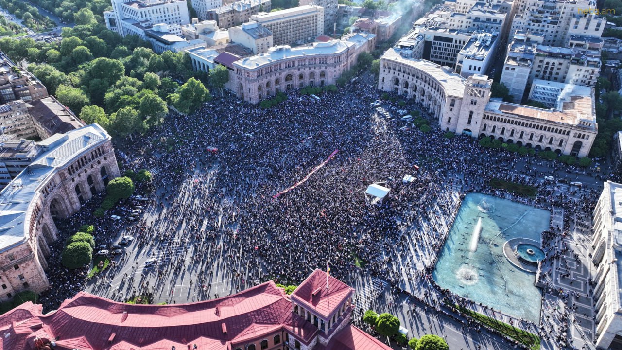  Митинг в Ереване: протестующие ждут выполнения их требования по отставке Пашиняна 