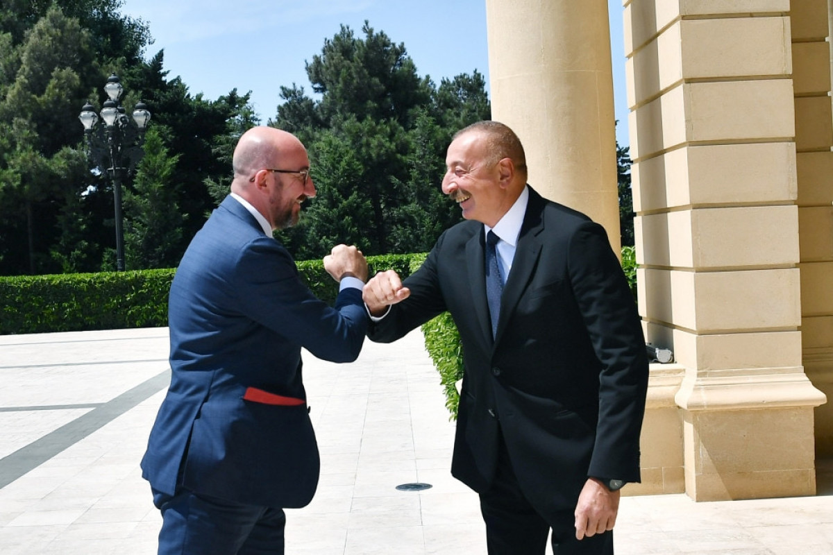 Шарль Мишель Алиеву: ЕС желает принять участие в усилиях по региональному сотрудничеству