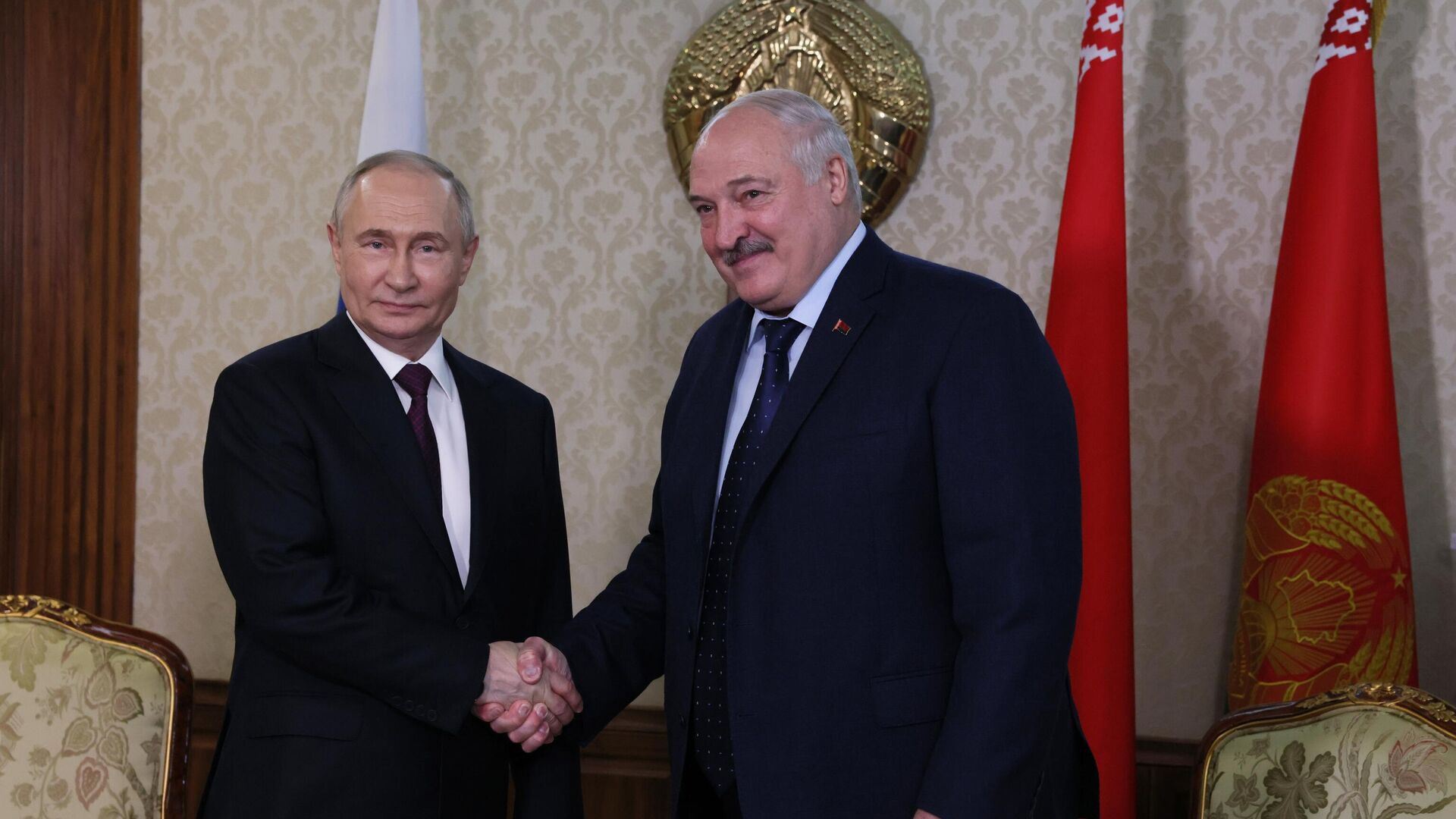 Путин и Лукашенко проводят переговоры в Минске в узком составе