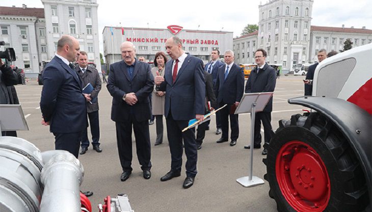Лукашенко о продаже заводов: В России деньги от приватизации разложили по карманам