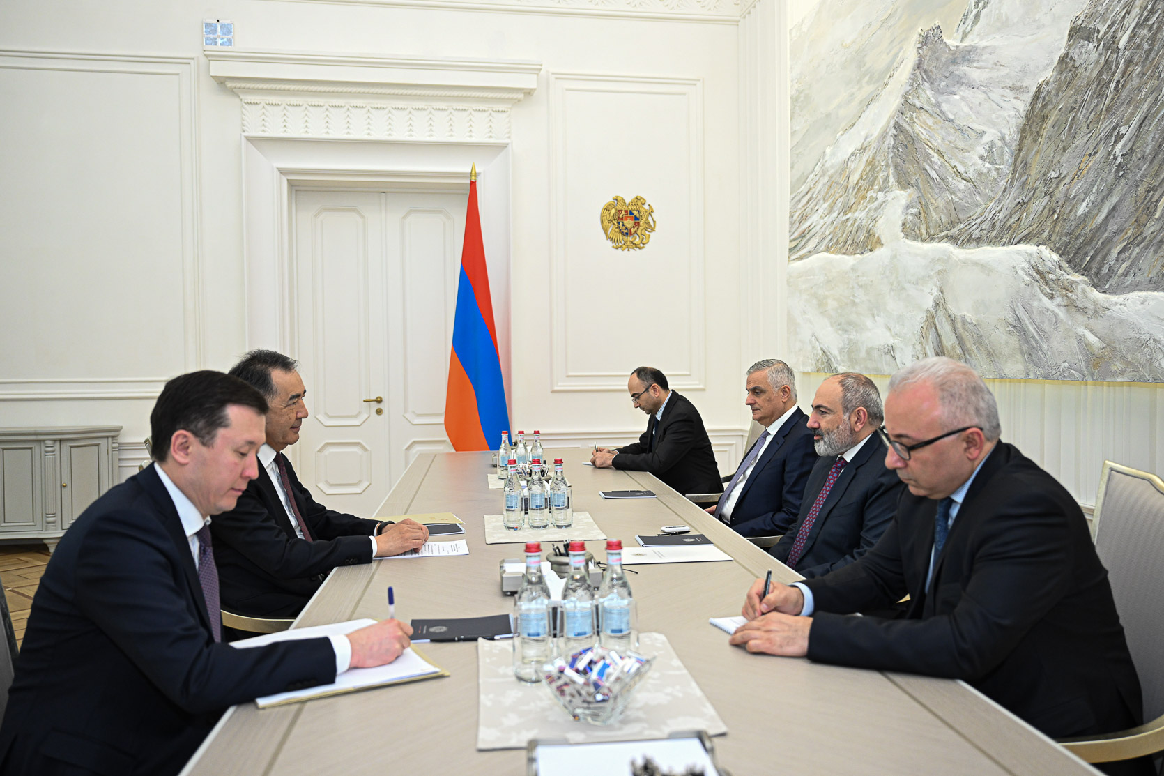 Пашинян и Сагинтаев обсудили приоритеты председательства Армении в ЕАЭС