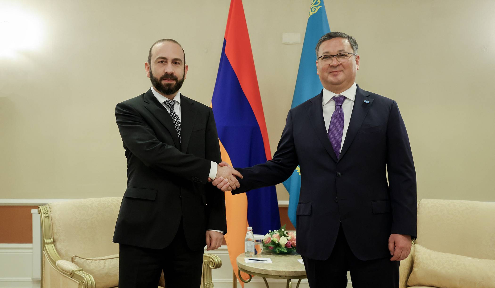 Главы МИД Армении и Казахстана обменялись мнениями по региональным вопросам