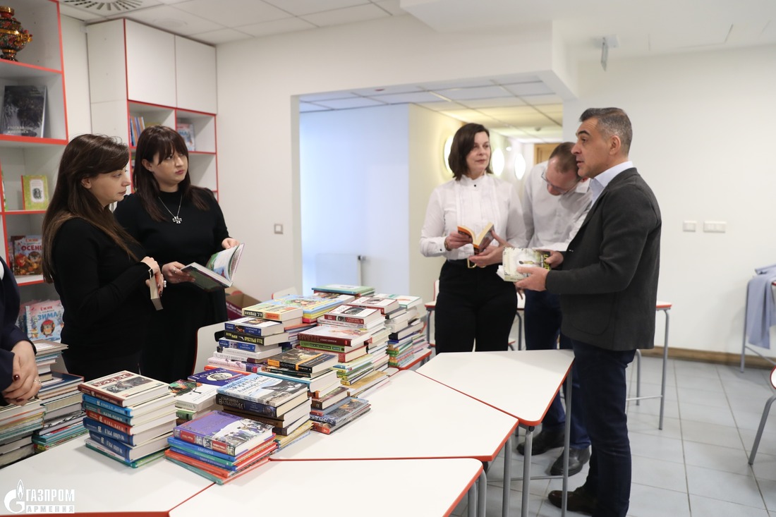 Работники ЗАО «Газпром Армения» подарили более 500 книг Русскому дому в Армении