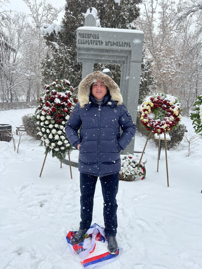 Мемориал был посвящен армянским матерям, которые заботились о сотнях сирот Ленинграда 