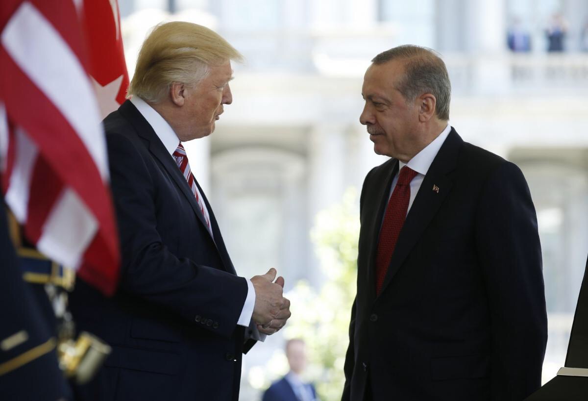 Эрдоган и Трамп обсудили по телефону зону безопасности в Сирии