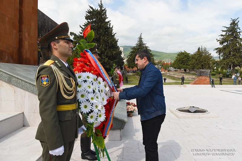 Араик Арутюнян посетил Степанакертский мемориальный комплекс 
