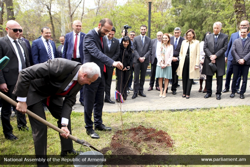 В парке парламента Армении открылась Аллея армяно-российской дружбы