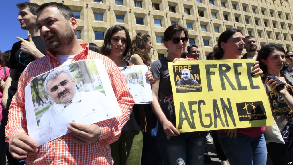 Власти Грузии так и не ответили жене похищенного азербайджанского журналиста