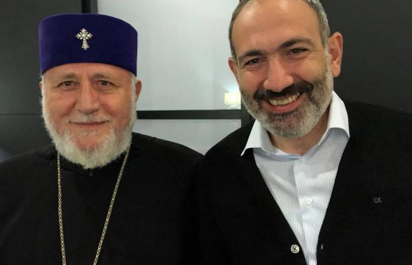 Эта фотография историческая: первое селфи Католикоса Всех армян и главы Армении 
