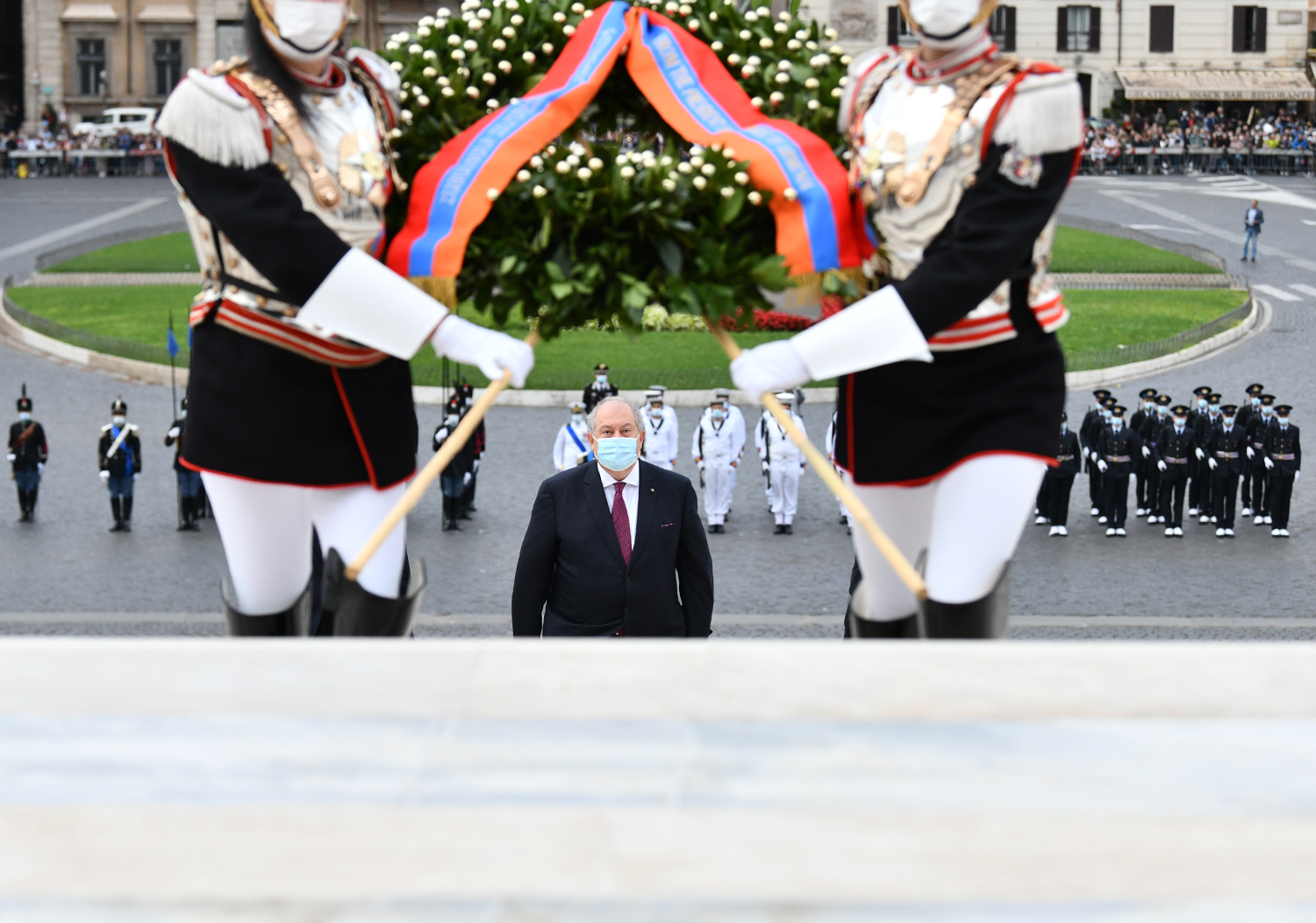 Президент Армении почтил память итальянских солдат у «Алтаря Родины» в Риме