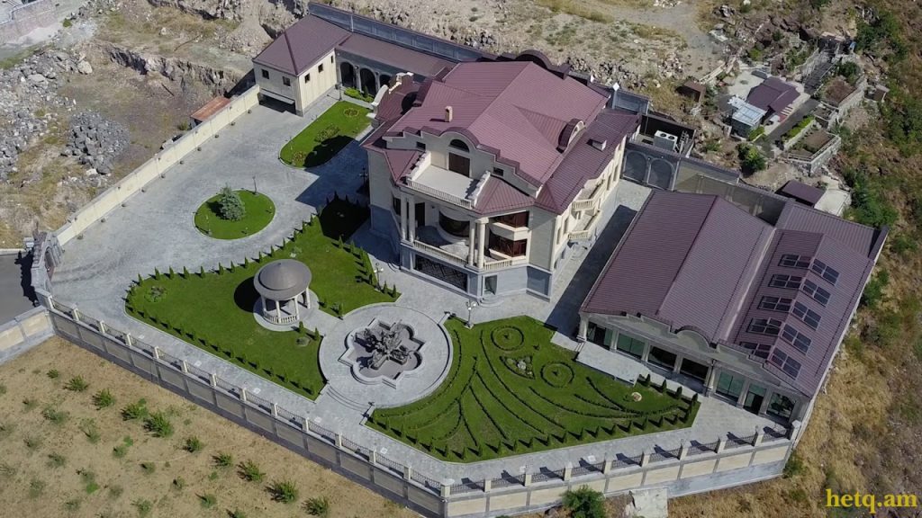 Роскошные особняки бывших чиновников строились незаконно - премьер Армении