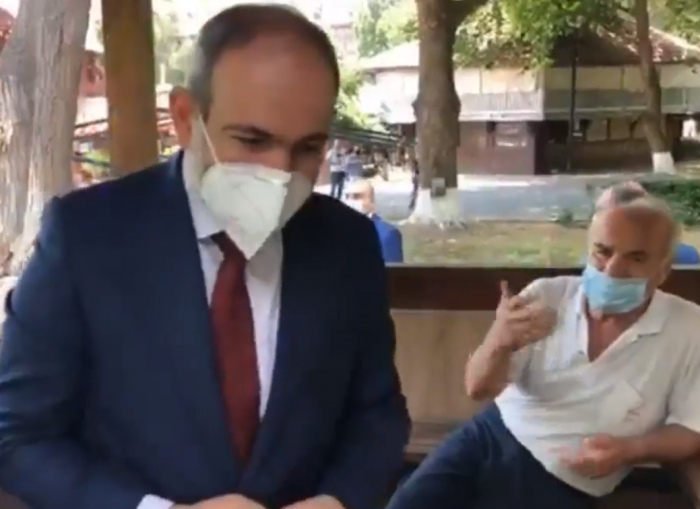 Никол Пашинян на улицах Еревана раздает прохожим медицинские маски (ВИДЕО)