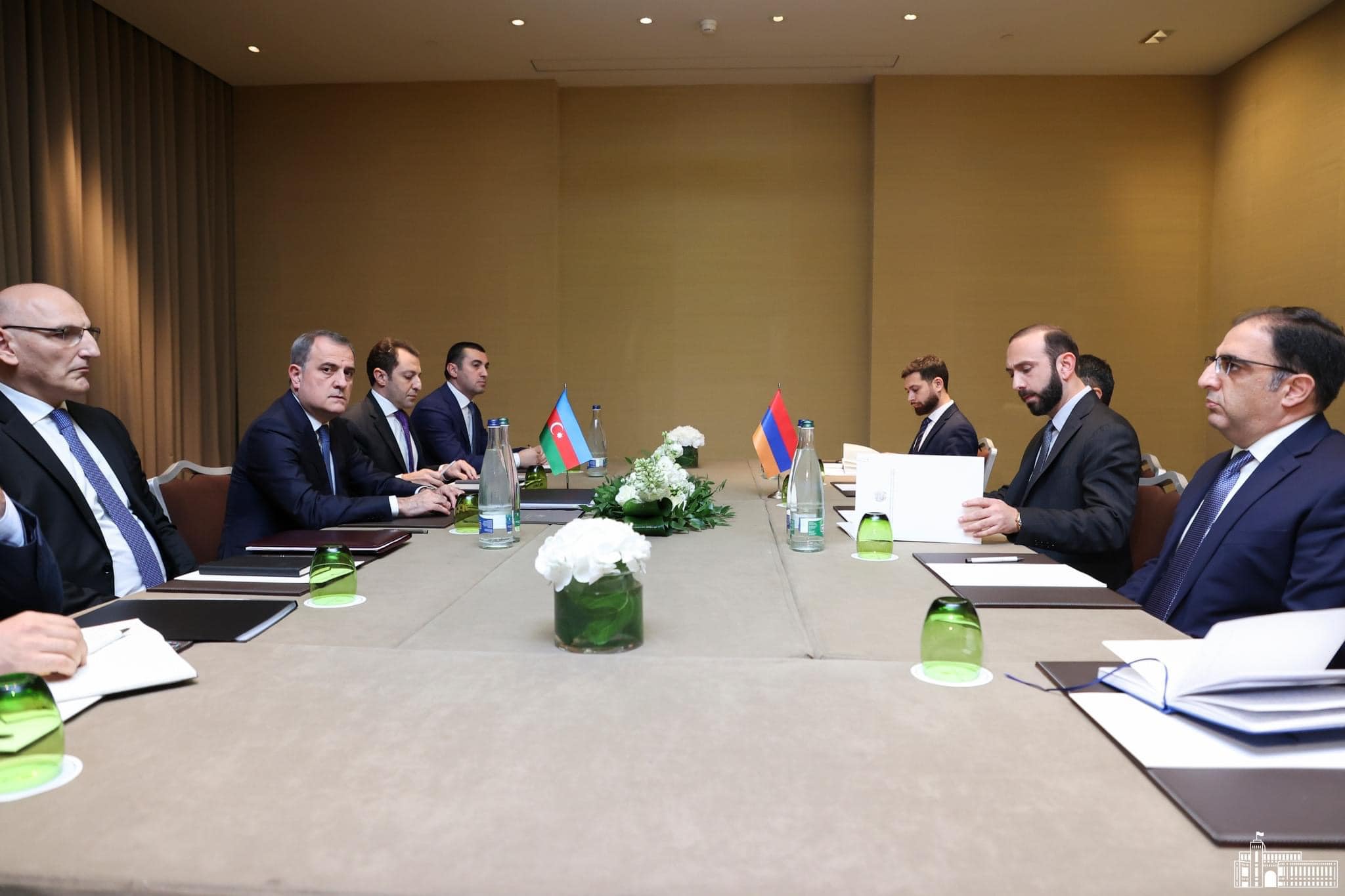 Мирзоян и Байрамов обсудили создание механизма обсуждений между Степанакертом и Баку 