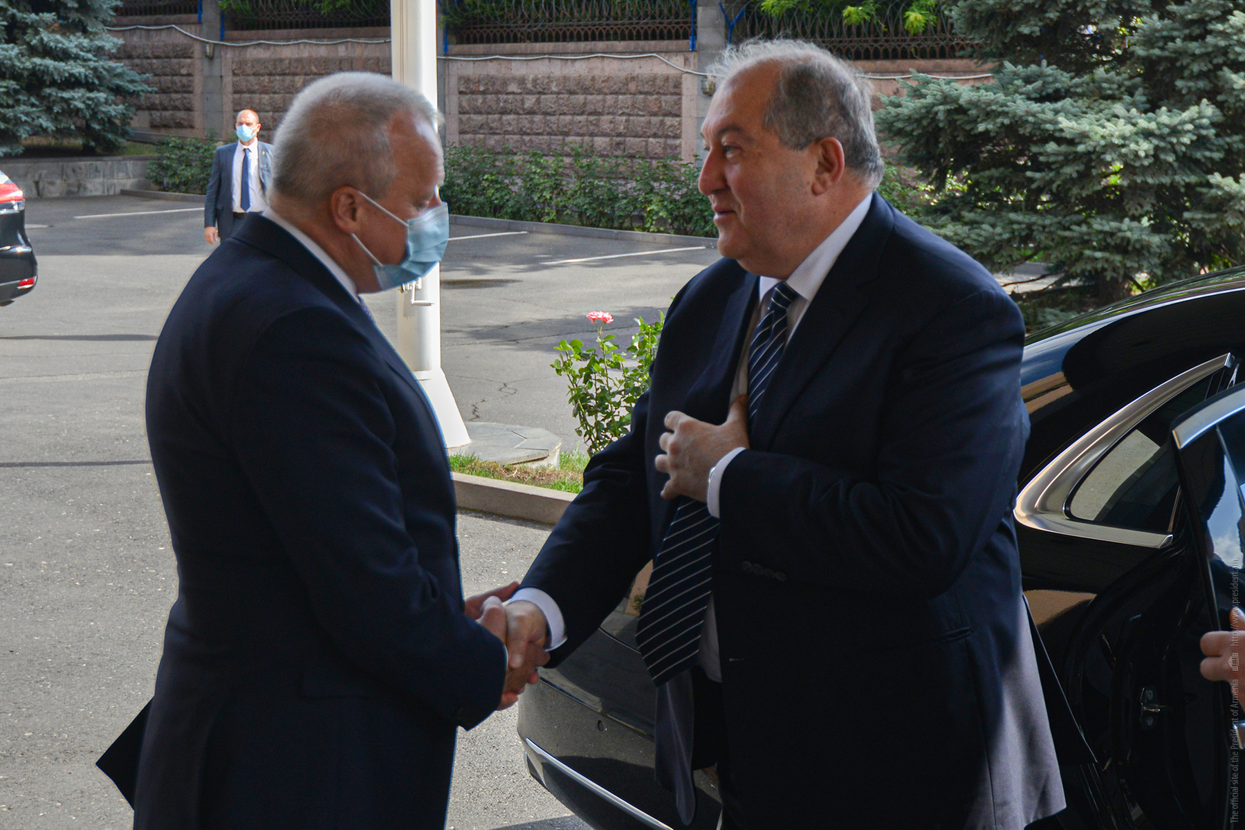 Армен Саркисян посетил посольство России в Армении   