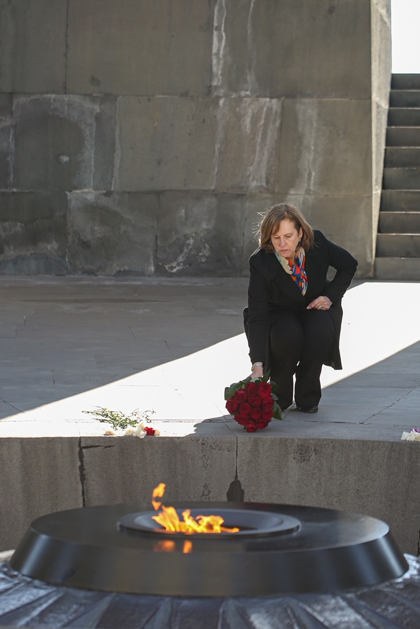 ԱՄՆ նորանշանակ դեսպանն այցելել է Հայոց ցեղասպանության զոհերի հուշահամալիր