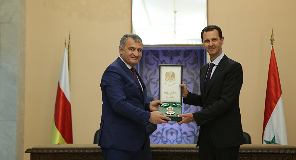 Президент Южной Осетии наградил Асада орденом