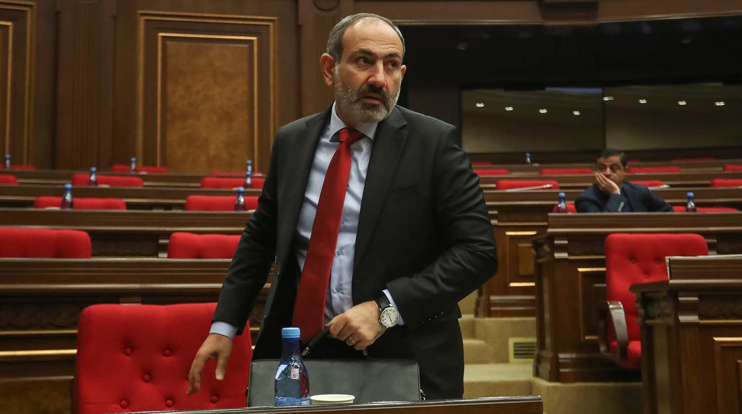Премьер Армении пожаловался парламенту на невыполнение своих указаний