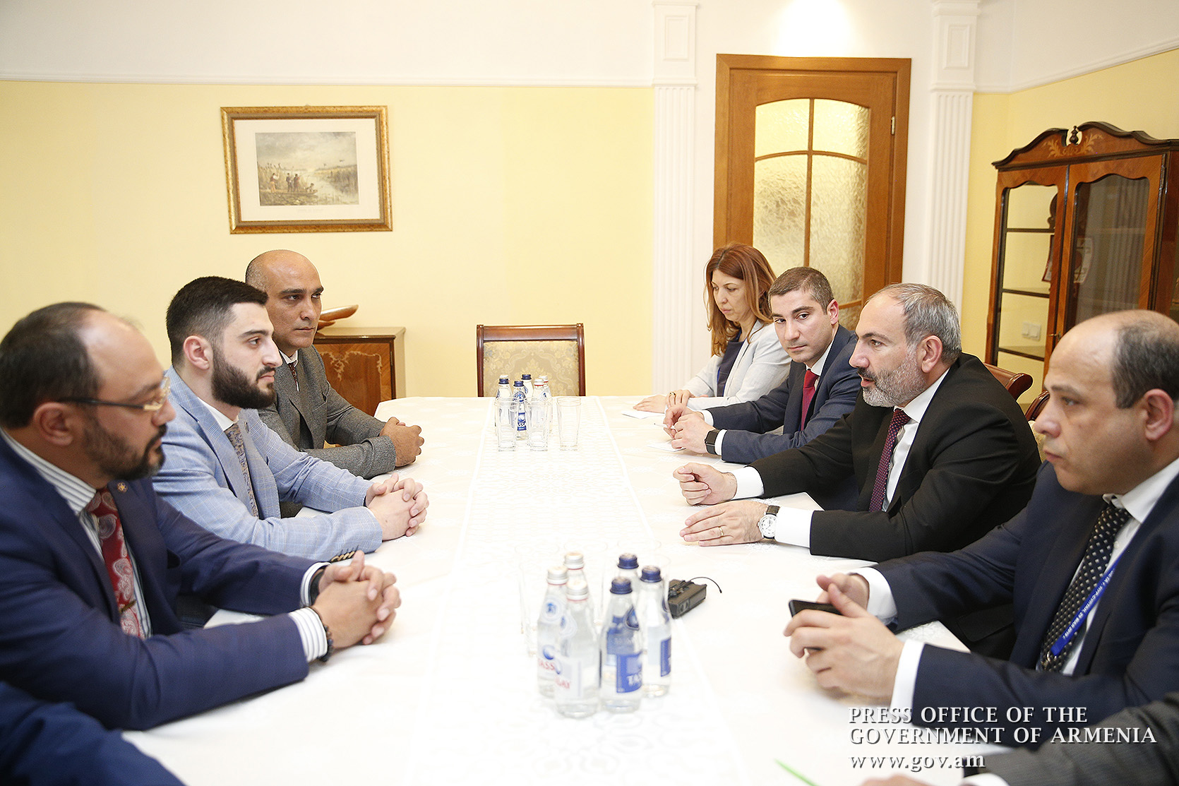 Пашинян встретился в Казахстане с армянскими предпринимателями