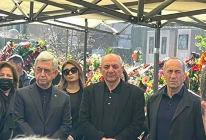 Роберт Кочарян и Бако Саакян присутствовали на похоронах матери Сержа Саркисяна