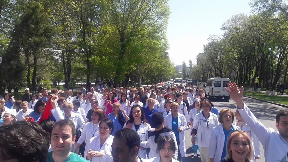 Հանրապետական հիվանդանոցի բժիշկները փակել են Հալաբյան փողոցը
