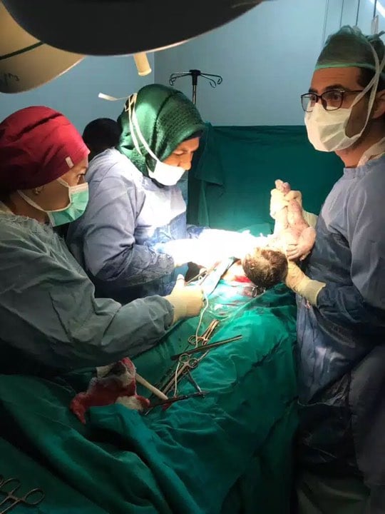 Армянский врач в сирийском Алеппо спас роженицу и ребенка