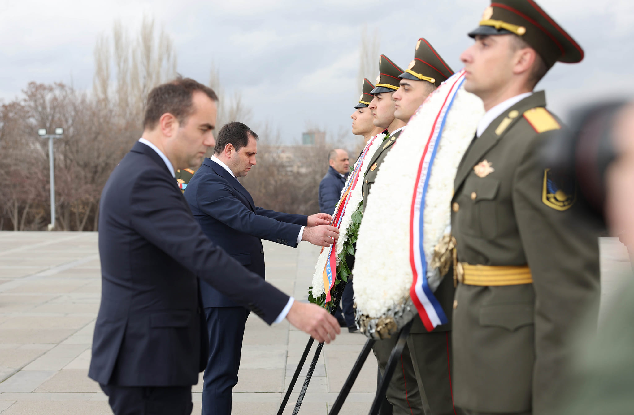 Министры обороны Армении и Франции посетили Мемориал памяти жертв Геноцида армян