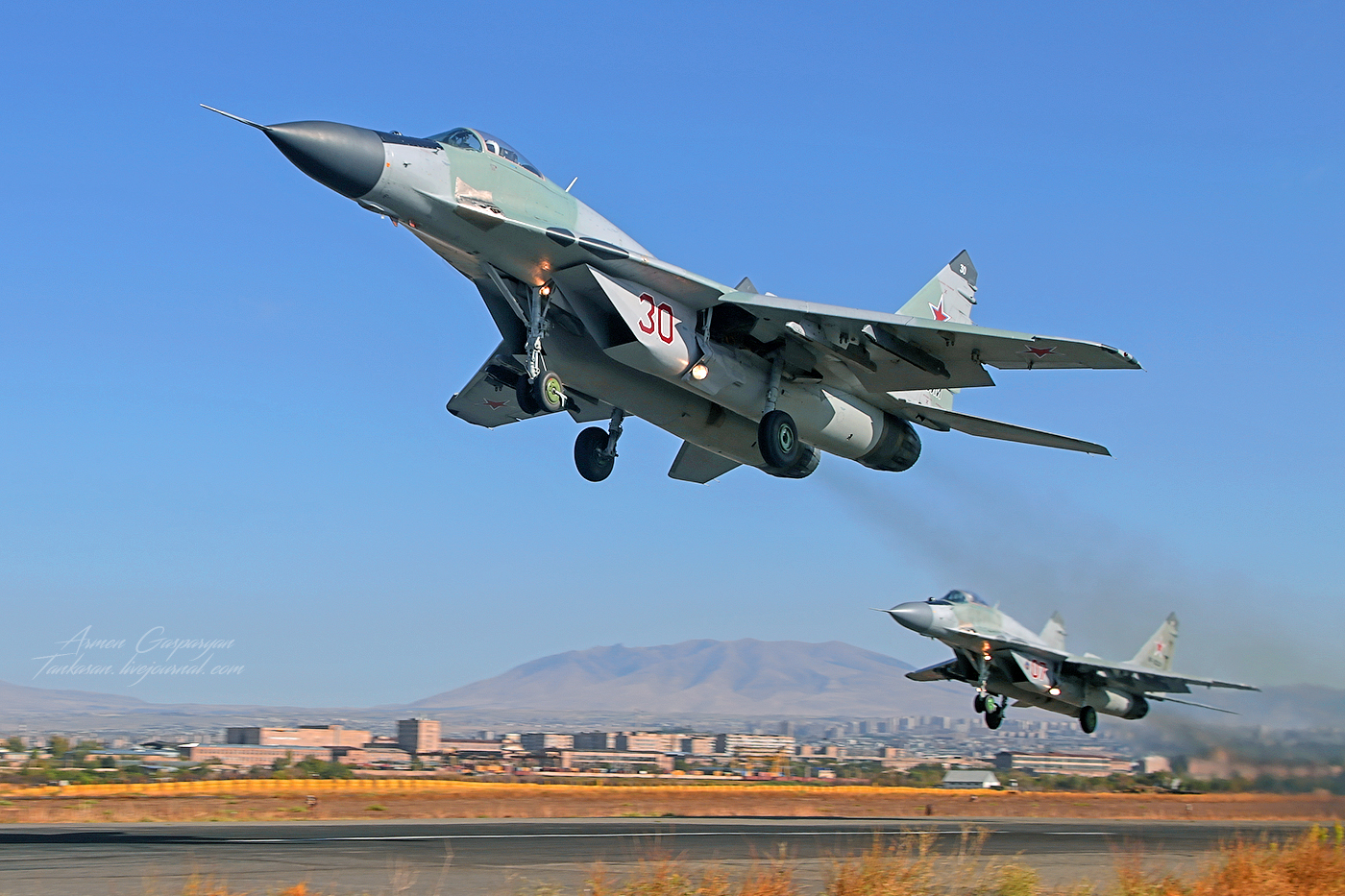 Экипажи истребителей Миг-29 ЮВО в Армении провели воздушные бои с условным противником