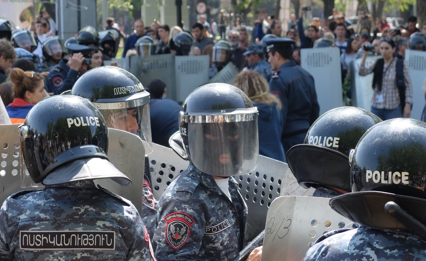 В центр Еревана стягивается большое число полицейских