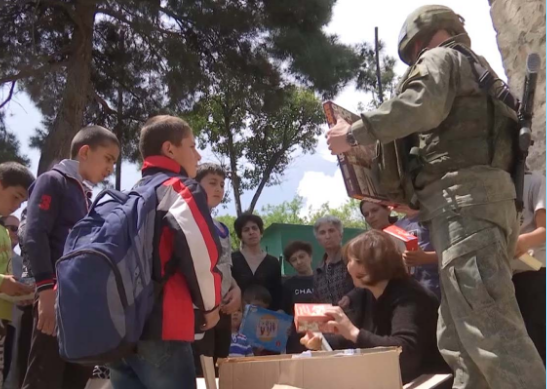 Российские миротворцы передали гумпомощь беженцам и семьям отдаленных поселков Карабаха