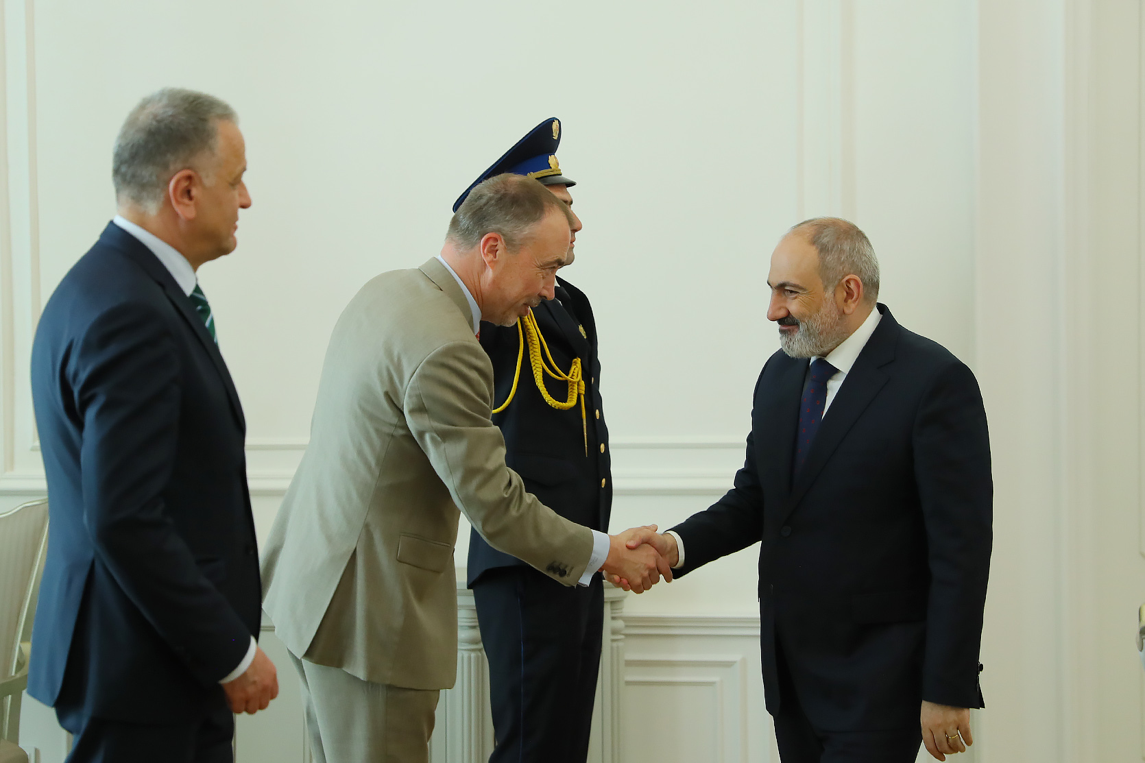 Пашинян и Клаар обсудили переговоры по мирному договору между Арменией и Азербайджаном 
