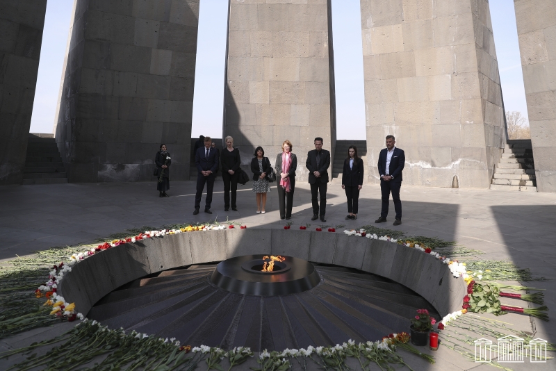 Депутат Бундестага посетила мемориальный комплекс Цицернакаберд