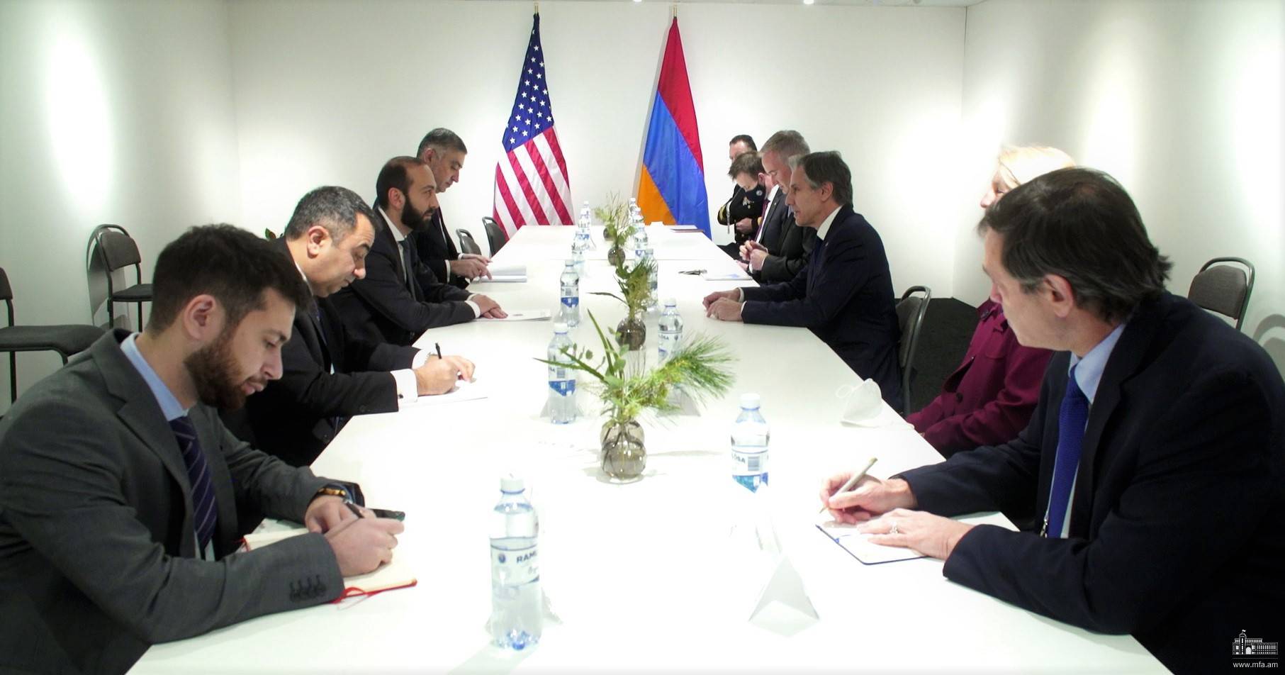 Глава МИД Армении и госсекретарь США обсудили важность репатриации армянских военнопленных