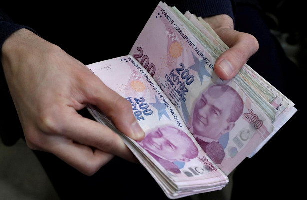 После отказа турецкого ЦБ поднимать ключевую ставку лира упала до минимума