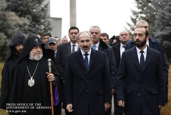 Высшее руководство Армении почтило память павших воинов в пантеоне 